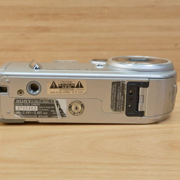 Vintage Sony Cyber-shot DSC-P72 3.2MP Digital Camera, 3X Optical Zoom, Made in J - Picture 7 of 8
